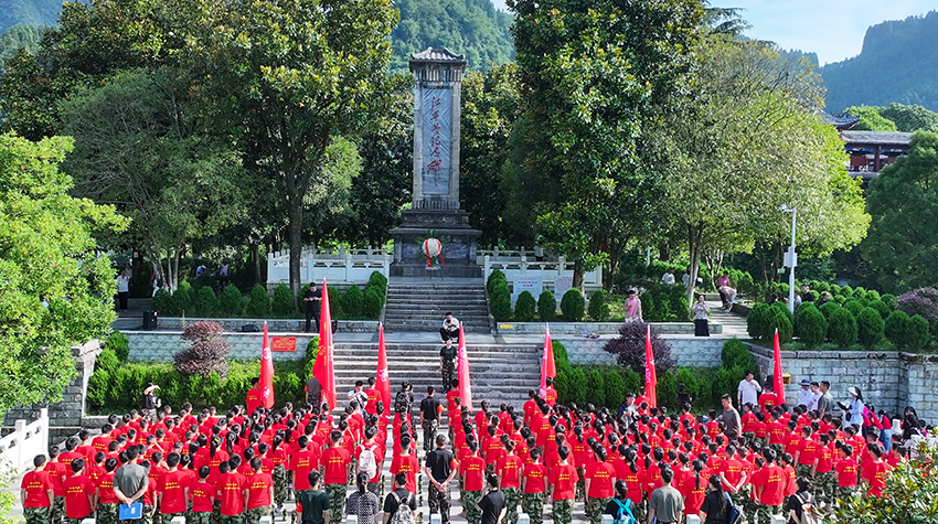 參加威信紅色研學(xué)夏令營的中小學(xué)生在紅軍長征紀念碑前聆聽紅色故事。受訪者供圖