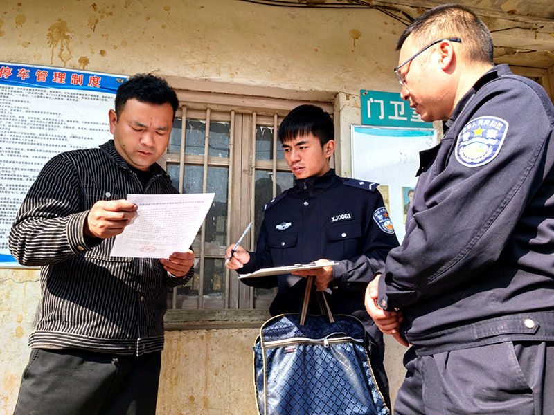 民警開展走訪宣傳。