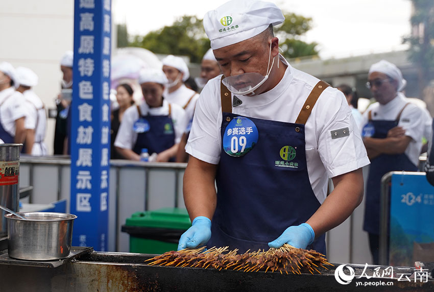 2024年昭通小肉串技能競(jìng)賽現(xiàn)場(chǎng)。 人民網(wǎng)記者 蔡樹菁攝