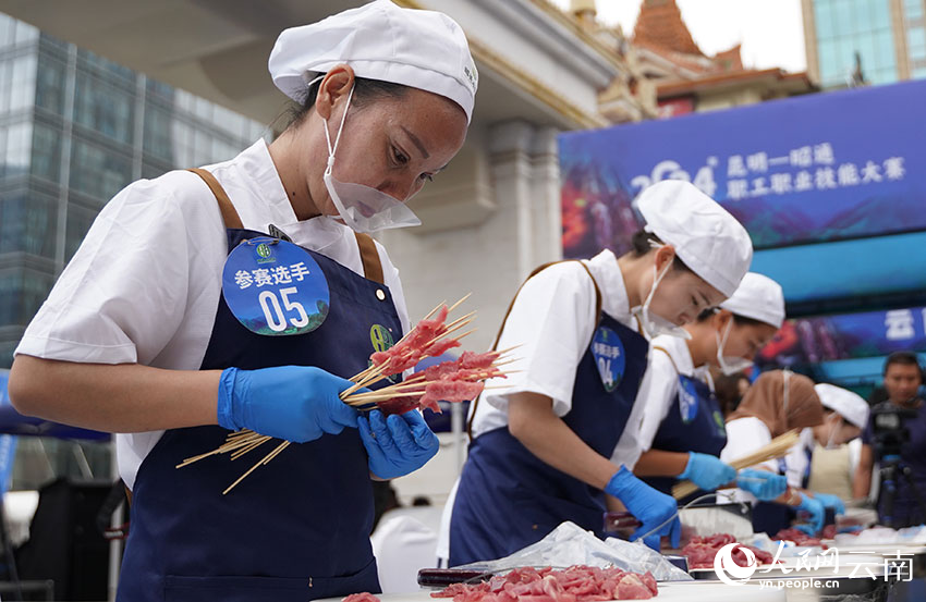 2024年昭通小肉串技能競賽現(xiàn)場(chǎng)。 人民網(wǎng)記者 蔡樹菁攝