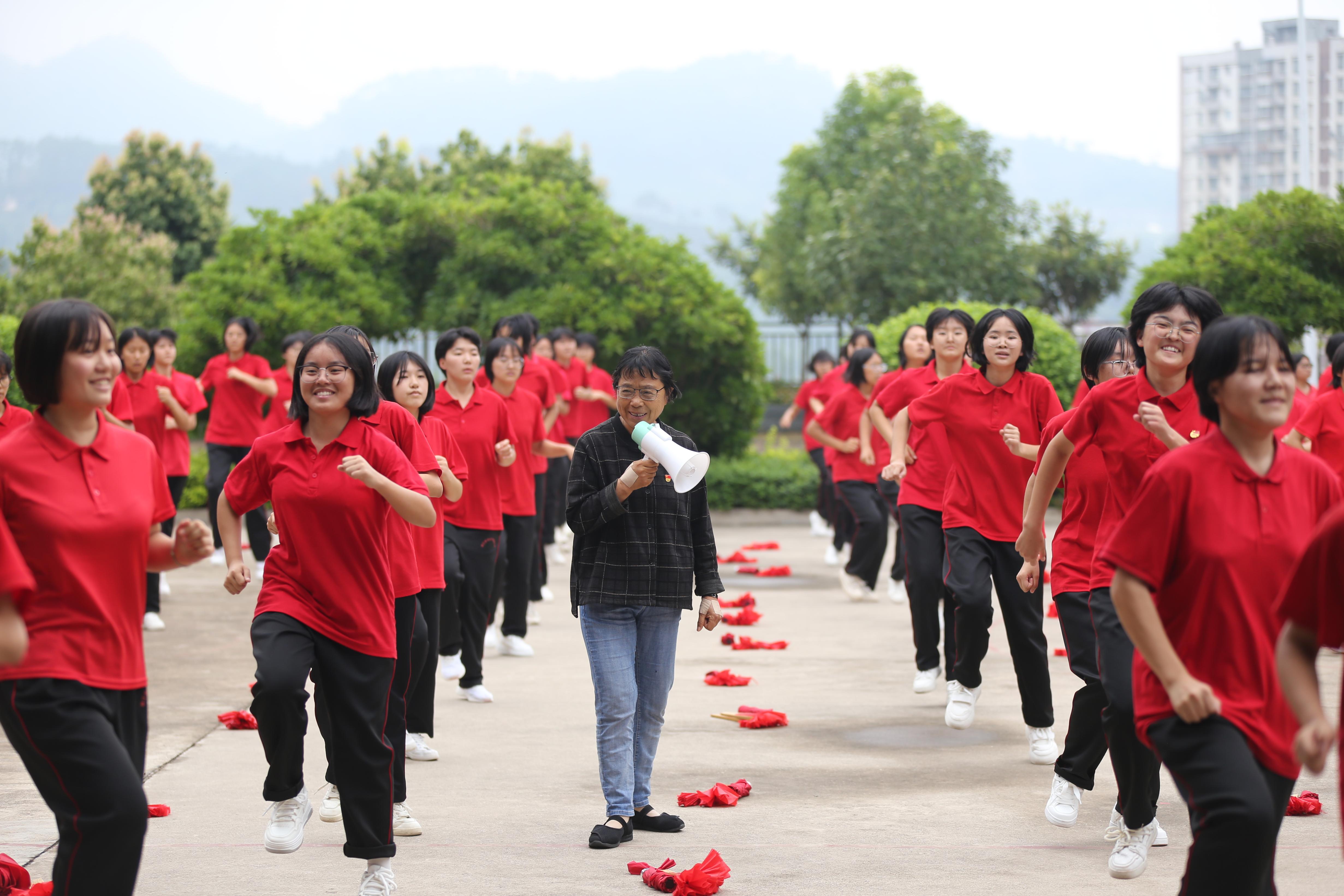 華坪女高學(xué)生在跳課間操。人民網(wǎng)記者 李發(fā)興攝