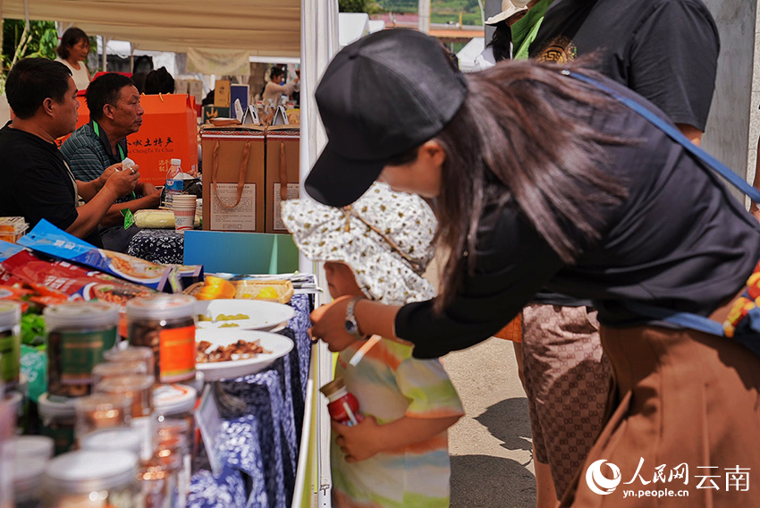 【4】游客們在“綠色云品”特色市集品嘗美食。人民網(wǎng)-劉怡攝