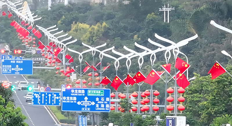 文山市城區(qū)的大街小巷懸掛起五星紅旗，喜氣祥和的節(jié)日氛圍濃郁。