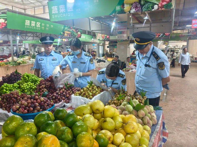 文山公安民警開(kāi)展節(jié)日安全栓查。