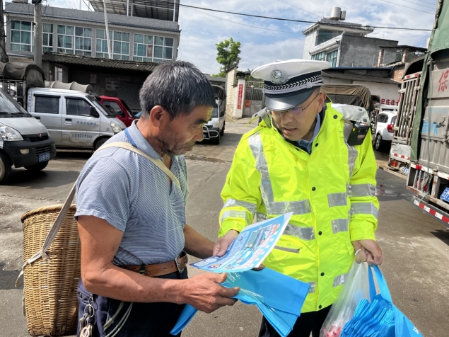 肖普芳向群眾宣傳道路交通安全知識。