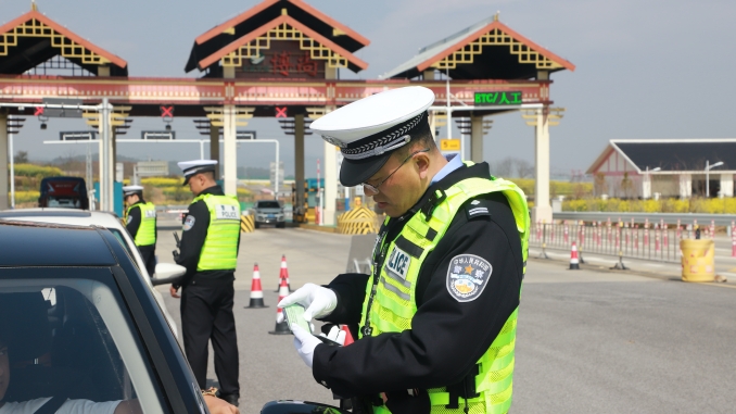 肖普芳對過往車輛進行安全檢查。