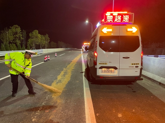 肖普芳在清理高速路砂石，保障道路安全。