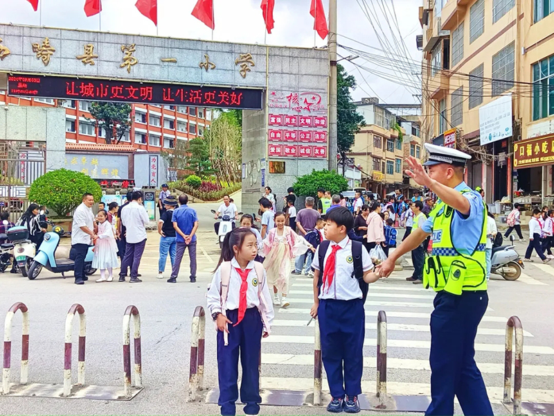 西疇縣派出所民警開(kāi)展學(xué)生上下學(xué)護(hù)學(xué)。