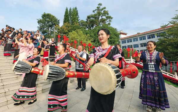 2024年9月25日，各族群眾身著盛裝相聚普洱民族團(tuán)結(jié)園廣場，載歌載舞，迎接習(xí)近平總書記的重要回信，共慶這一無比幸福的歷史性時刻。云南日報攝影部供圖