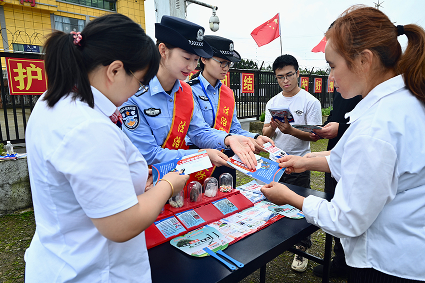 【2】云梯國門女警服務(wù)隊在邊民互市貿(mào)易點(diǎn)進(jìn)行法制宣傳。金水河出入境邊防檢查站平河分站供圖