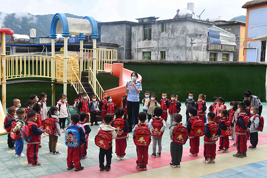 【6】女警服務(wù)隊聯(lián)合平河鎮(zhèn)中心幼兒園開展愛國主義教育。金水河出入境邊防檢查站平河分站供圖