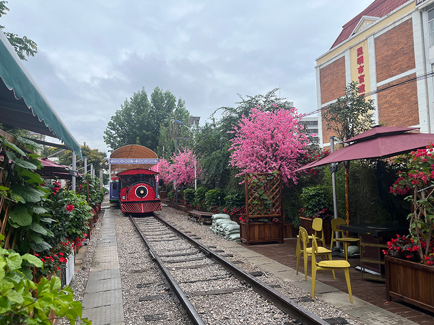 昆明市官渡區(qū)芳華里米軌文創(chuàng)集市特色街區(qū)。