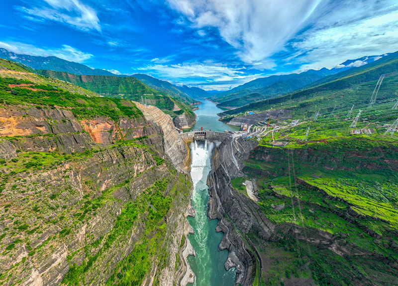 航拍白鶴灘水電站大壩全景。中國三峽出版?zhèn)髅接邢薰竟﹫D