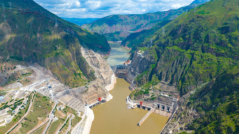 航拍烏東德水電站大壩全景。中國三峽出版?zhèn)髅接邢薰竟﹫D