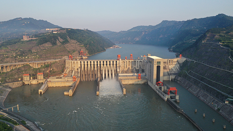 向家壩水電站大壩全景。中國三峽出版?zhèn)髅接邢薰竟﹫D