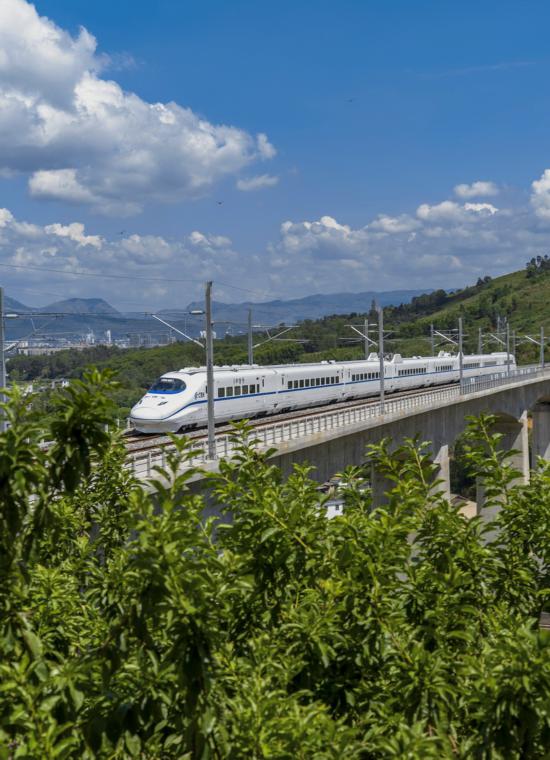 8月23日，綜合檢測車通過彌蒙高鐵南洞3號特大橋。新華社發(fā)（吳宇 攝）