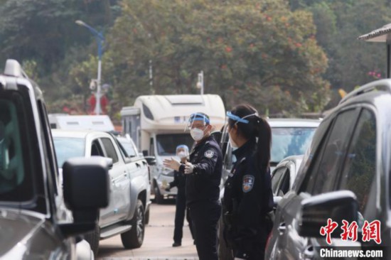 圖為民警引導(dǎo)車輛。　磨憨邊檢站供圖