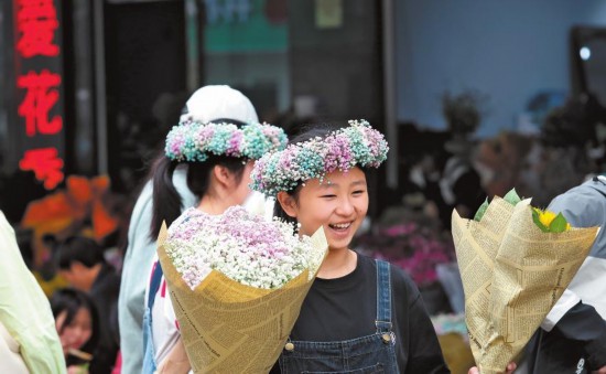 游客在昆明斗南逛花市、購鮮花。 本報記者 楊崢 攝