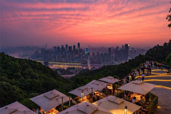 重慶市南岸區(qū)南山夜景火鍋公園，市民品火鍋看夜景。郭旭攝