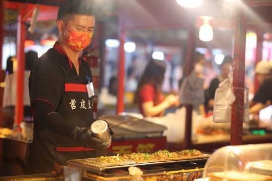 夜市小吃街充滿著濃厚的煙火氣。